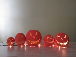 Foto: Halloween-Kürbisse, die von Schüler_innen der Klasse Soz 17 der Sozialassistentenausbildung im Rahmen des Interkulturellen Kalenders gebastelt wurden.