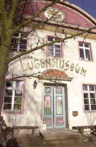Portal des Lügenmuseums am ehemaligen Standort in Gantikow (CC)