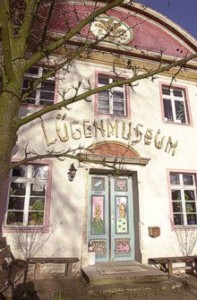 Portal des Lügenmuseums am ehemaligen Standort in Gantikow (CC)