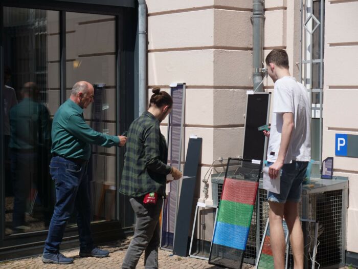 Schüler messen Temperaturen an Metallgitter