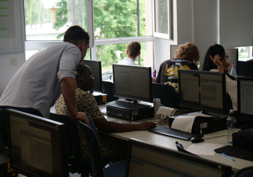 Lehrer im Schüler*innen