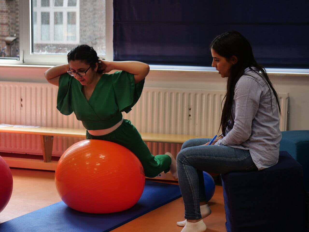 Schülerinnen üben auf Petziball