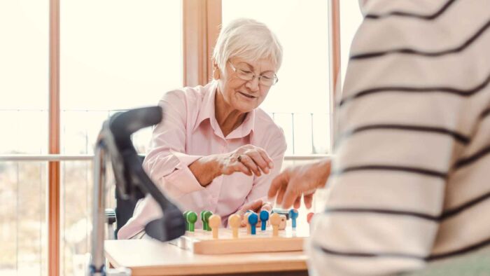 Die Zahl älterer Menschen steigt kontinuierlich, während gleichzeitig qualifizierte Fachkräfte im Gesundheits- und Pflegebereich fehlen. In diesem Umfeld gewinnt die Betreuungsassistenz zunehmend an Bedeutung. Wer Menschen im Alltag unterstützen, soziale Teilhabe fördern und gleichzeitig einen sicheren Arbeitsplatz mit Zukunftsperspektive sucht, findet in der Weiterbildung zur Betreuungsassistenz einen vielversprechenden Einstieg in einen gesellschaftlich wichtigen Beruf.