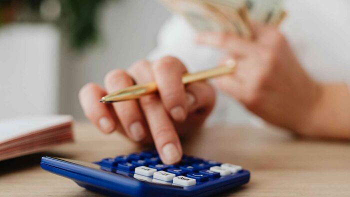 Erfahre alles zur Förderung deiner Umschulung oder Weiterbildung durch Bildungsgutschein, Qualifizierungschancengesetz, Qualifizierungsgeld und Job-Turbo.