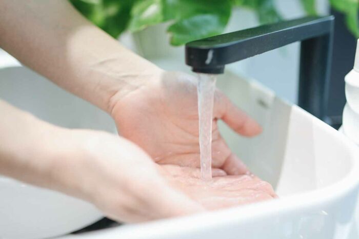 Hände waschen unter laufendem Wasser