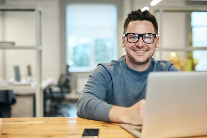 Mann mit Brille im Büro