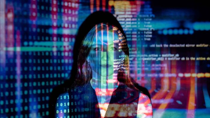 Junge Frau und digitale Systeme