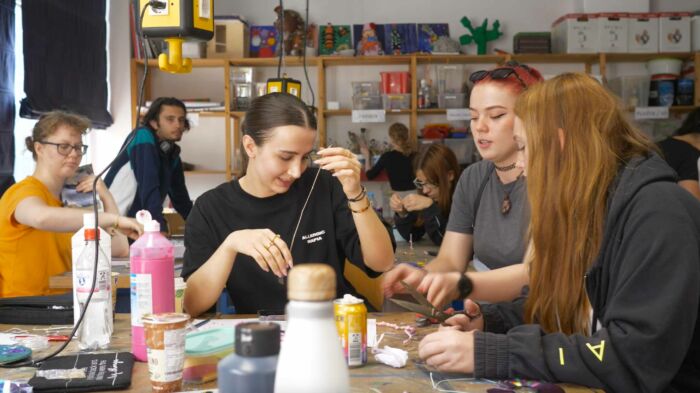 Mit der zweijährigen schulischen Ausbildung zum/zur Sozialassistent*in kann man die Zugangsvoraussetzungen für die Erzieher- oder Heilerziehungspflege-Ausbildung erreichen und zusätzlich den MSA-Abschluss nachholen.