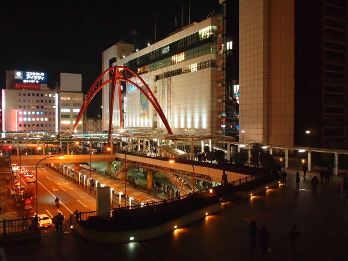 Blick von einer Brücke in Tokio bei Nacht